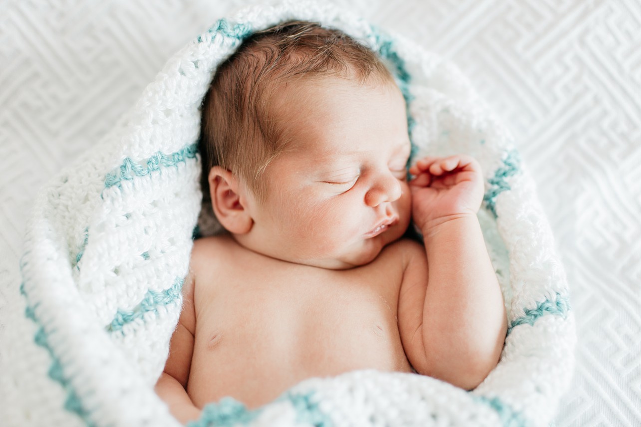 Newborn lifestyle session - newborn in a blanket