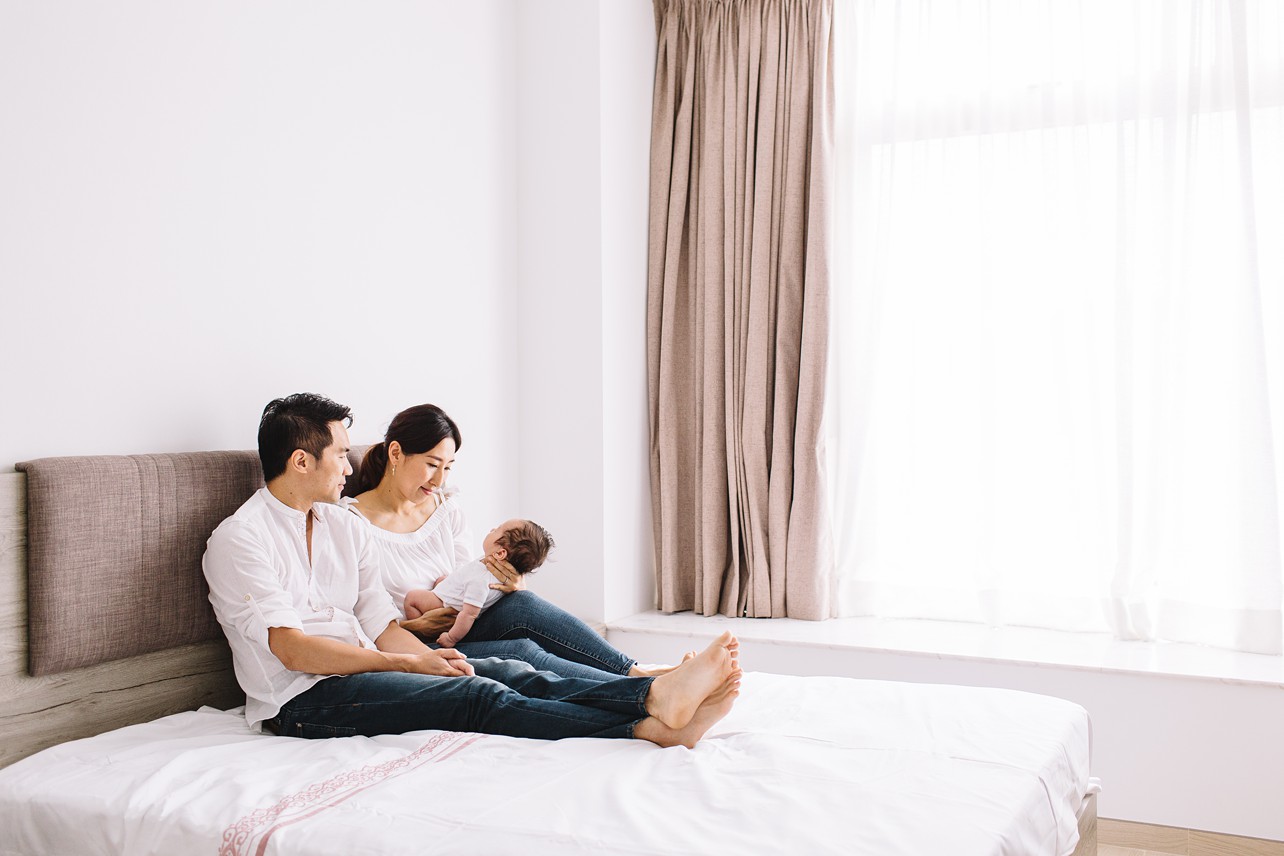 mother and father with their newborn on the bed | Hong Kong Newborn Photographer Mai Fotography