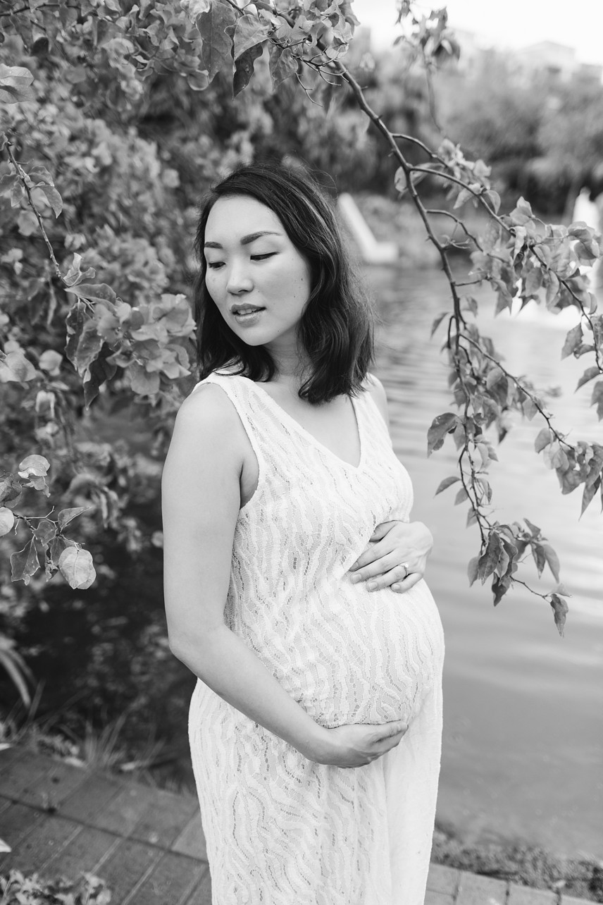 Central Park Maternity Session in Discovery Bay - black and white image of pregnant mama